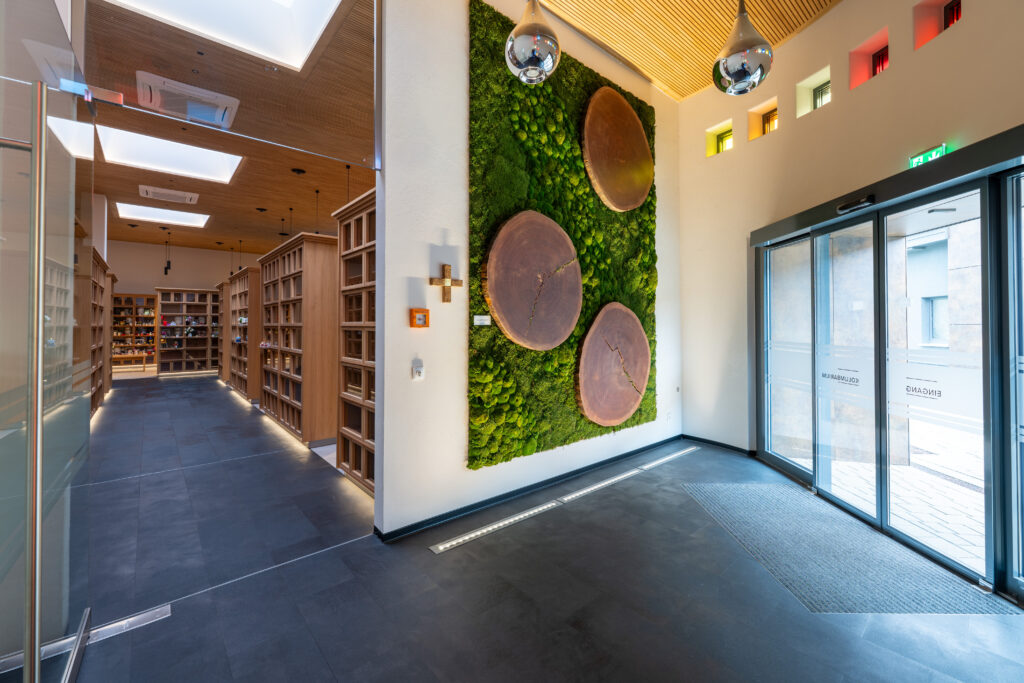 Eingang mit grüner Wandgestaltung und Holzelementen im Lindemann-Kolumbarium