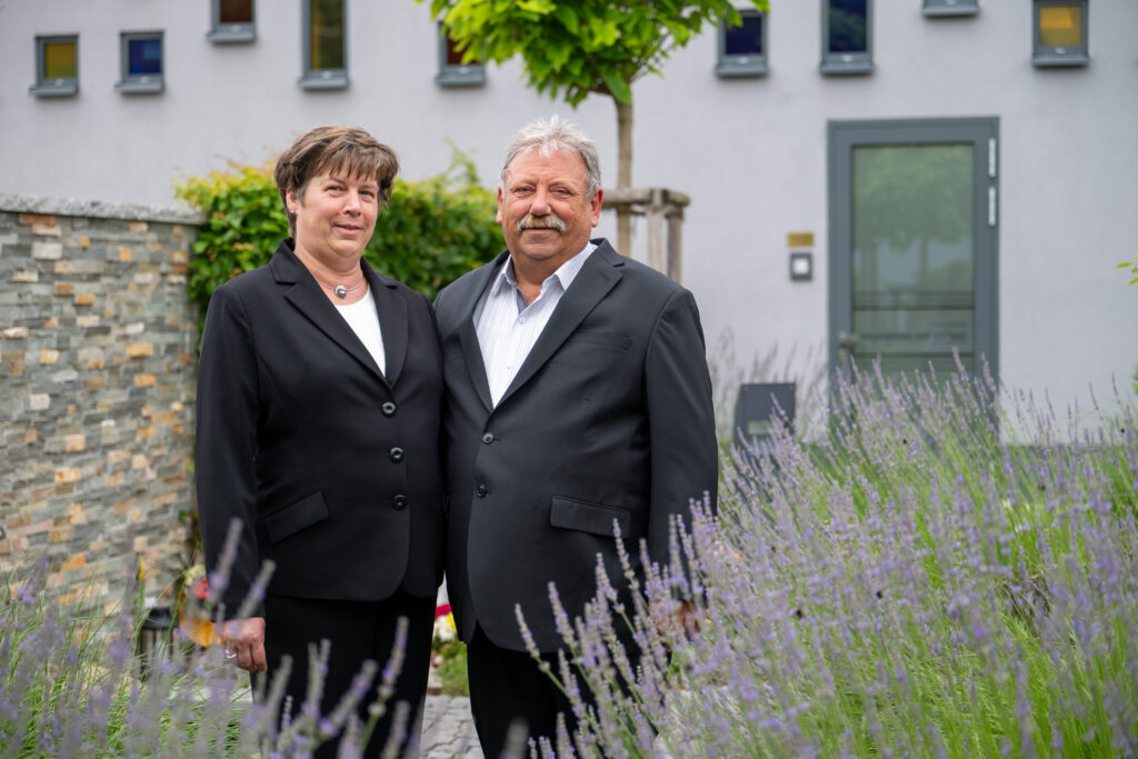 Michael Pflock und Susann Pflock im Außenbereich vor Lavendelpflanzen.