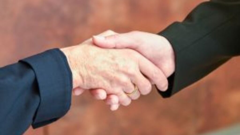 „Händedruck als Zeichen von Vertrauen und Unterstützung – Symbol für schnelle und einfühlsame Soforthilfe